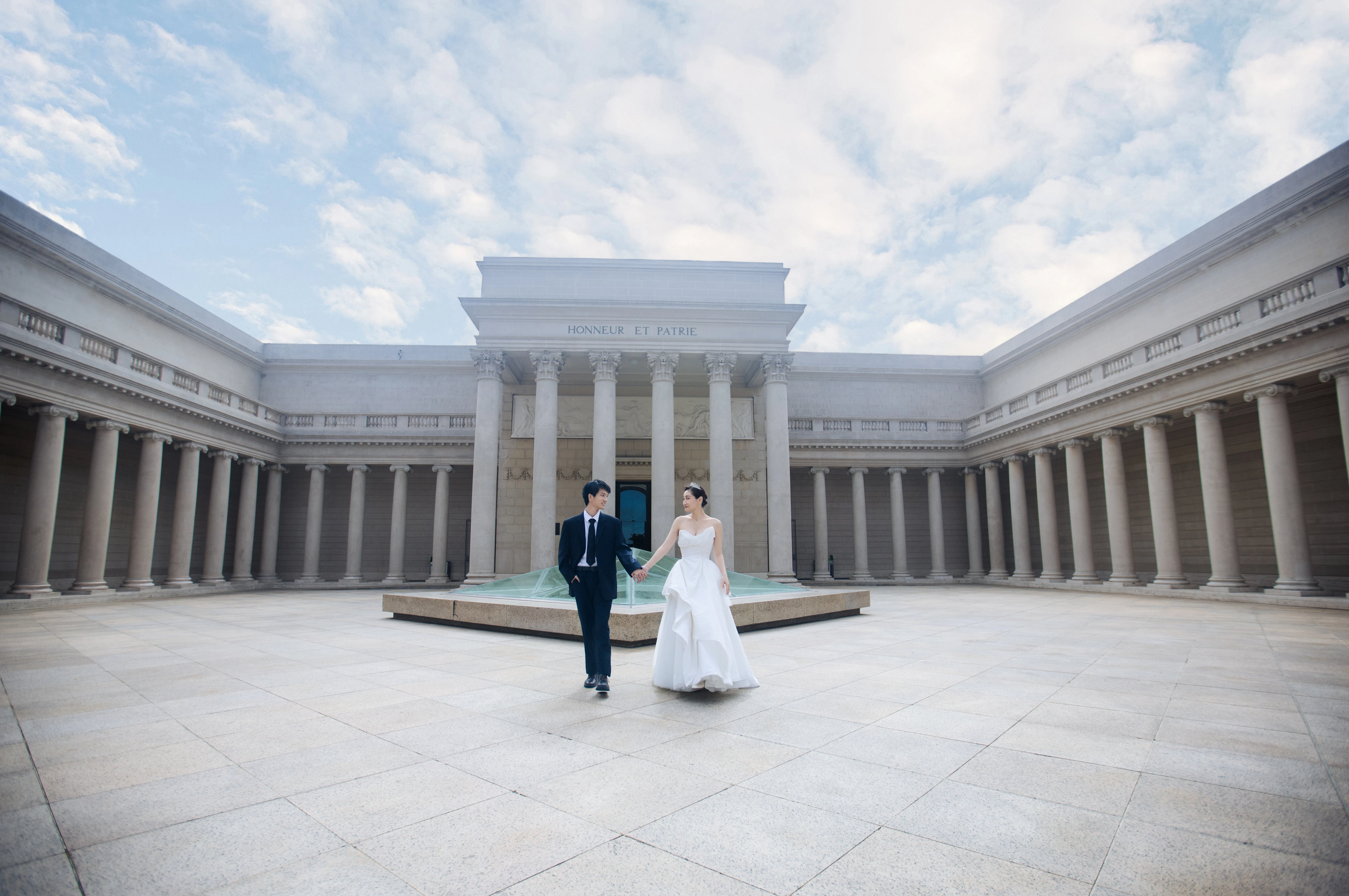 Couple in the courtyard of the Legion of Honor